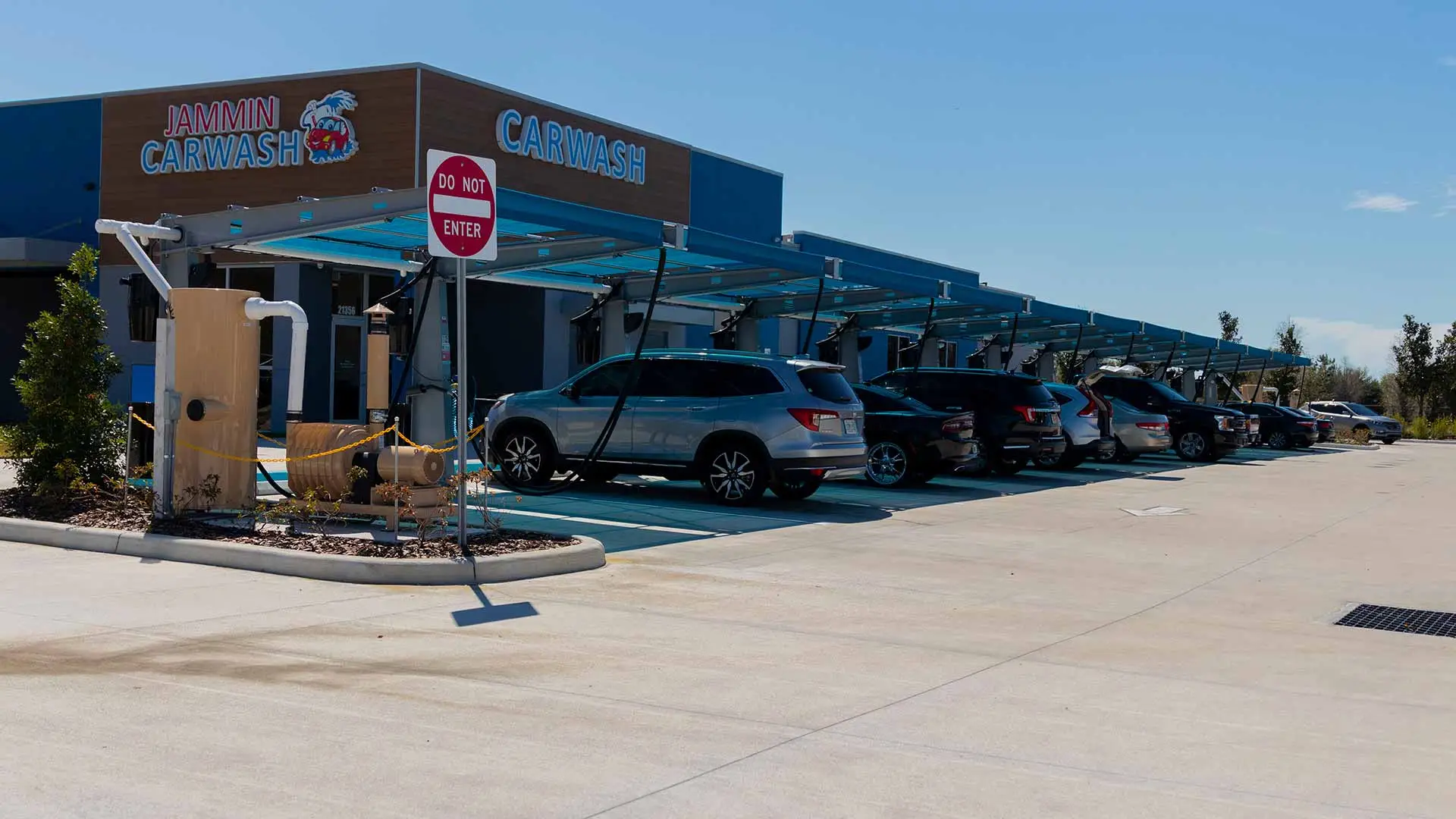 Wide angle photo of Jammin Car Wash with a full row of customers.
